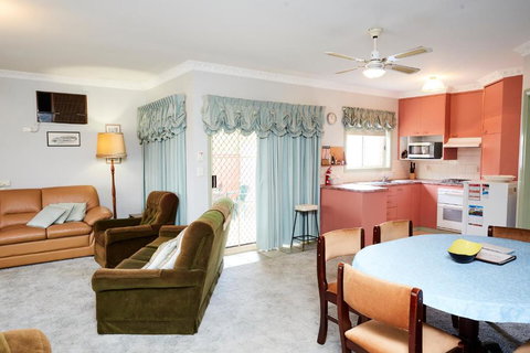 Bristol House Accommodation - Sunshine Coast Tourism 3