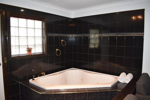 Roundhouse Motel - Holiday Sunshine Coast 6