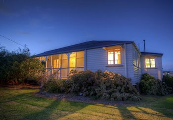 Apple Blossom Cottage - Holiday Sunshine Coast 1