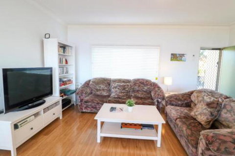 Lakefront Simplicity - Holiday Sunshine Coast 3