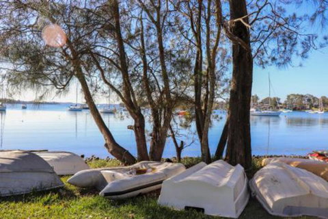 Lakefront Simplicity - Holiday Sunshine Coast 1