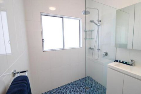 Lakefront Simplicity - Holiday Sunshine Coast 5