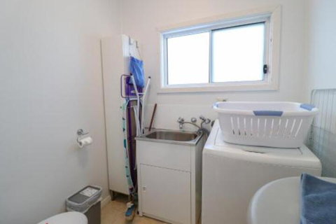 Lakefront Simplicity - Holiday Sunshine Coast 6