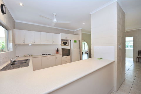 Seascape Holidays - 53 Reef Street - Sunshine Coast Tourism 3
