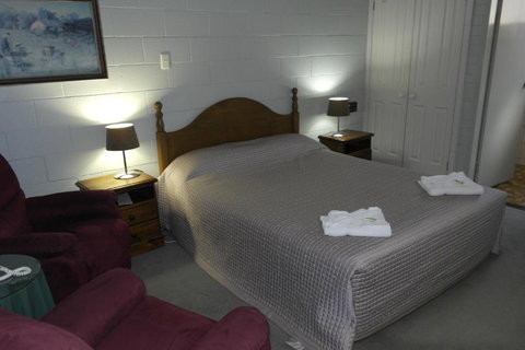 Robertson Country Motel - Holiday Sunshine Coast 1