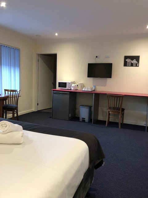 Lakeside Motel Waterfront - Holiday Sunshine Coast 2