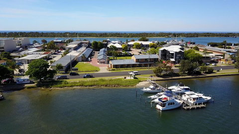 Lakeside Motel Waterfront - Holiday Sunshine Coast 1