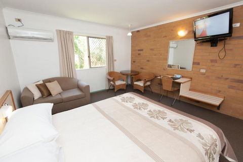 Country Comfort Gin Gin Wild Scotsman Motor Inn - Holiday Sunshine Coast 5