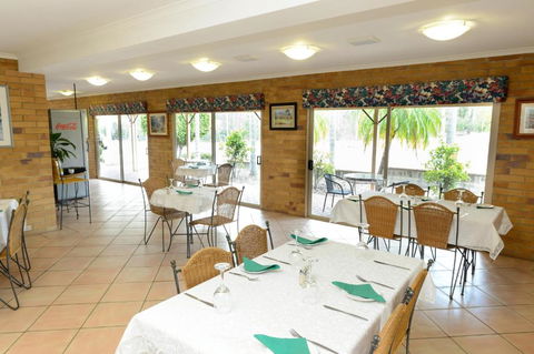 Country Comfort Gin Gin Wild Scotsman Motor Inn - Holiday Sunshine Coast 1