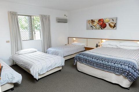 Country Comfort Gin Gin Wild Scotsman Motor Inn - Holiday Sunshine Coast 3
