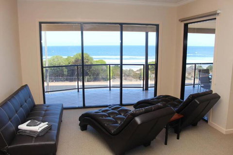 The Lighthouse Beachfront Accommodation - Holiday Sunshine Coast 2