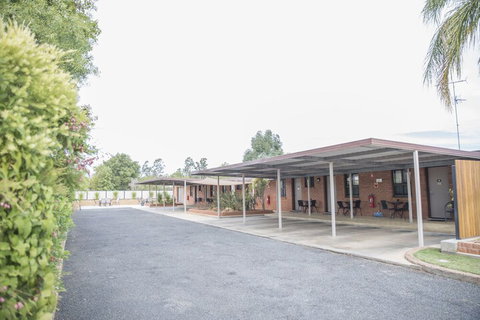 Charleville Motel - Sunshine Coast Tourism 4