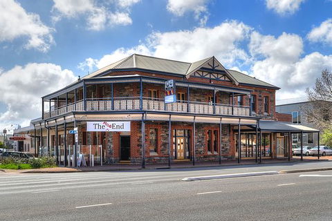 The Mile End - Holiday Sunshine Coast 0