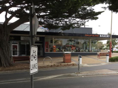 Philip Island Bakery - Holiday Sunshine Coast 0