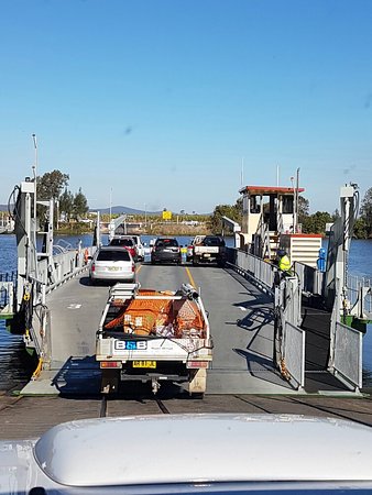 Lawrence Tavern - Holiday Sunshine Coast 0