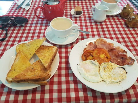 Roses Ice Cream Parlour And Cafe' - Holiday Sunshine Coast 0