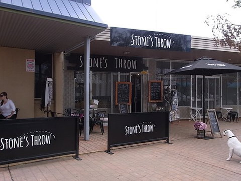 Stone's Throw - Holiday Sunshine Coast 0
