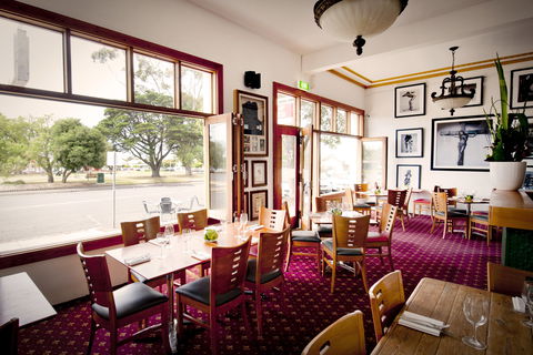 Elephant And Castle Hotel - Sunshine Coast Tourism 1