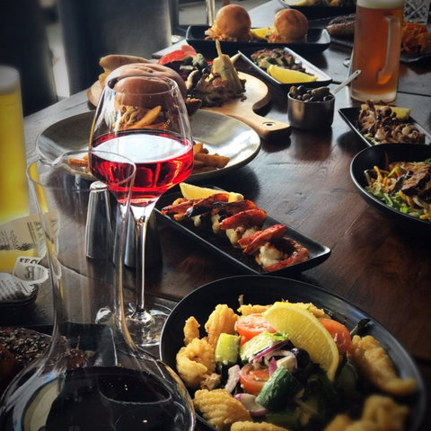 The Gresham Bar - Holiday Sunshine Coast 0