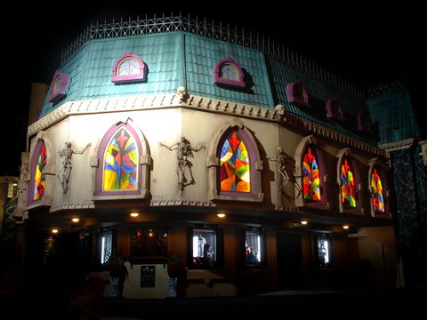 Dracula's Cabaret - Holiday Sunshine Coast 1