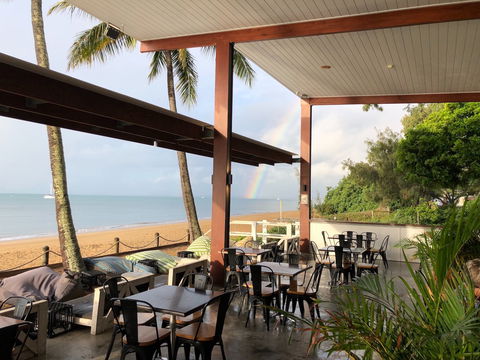 Enzo's On The Beach - Holiday Sunshine Coast 0