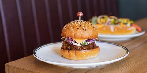 Fat Freddy's Beach Bar And Diner - Holiday Sunshine Coast 1