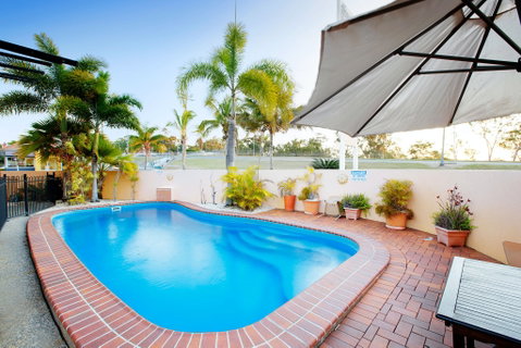 Glenmore Tavern - Park Avenue - Holiday Sunshine Coast 0
