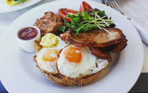 Monty's Place - Sunshine Coast Tourism 0