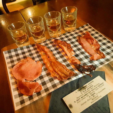 Varnish On King - Holiday Sunshine Coast 0