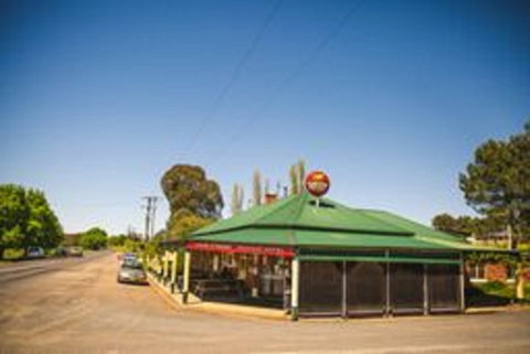Wombat Hotel - Sunshine Coast Tourism 0