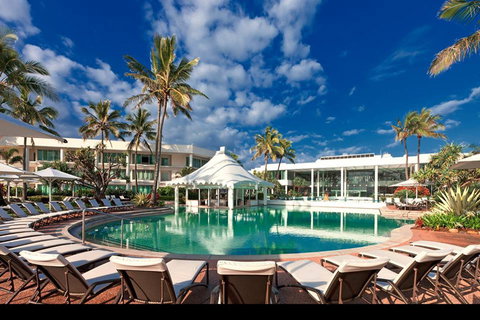 Oasis Pool Bar - Holiday Sunshine Coast 0