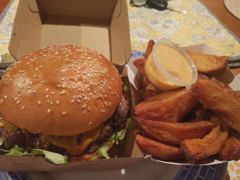Zigzag Burgers N' Salads - Sunshine Coast Tourism 0
