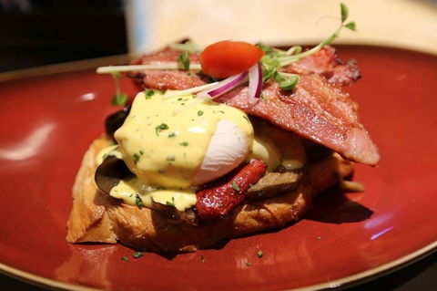 Café LéLunar - Liverpool - Holiday Sunshine Coast 0