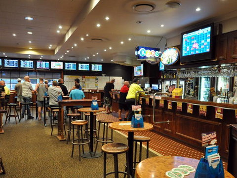 Central Park Tavern - Holiday Sunshine Coast 0