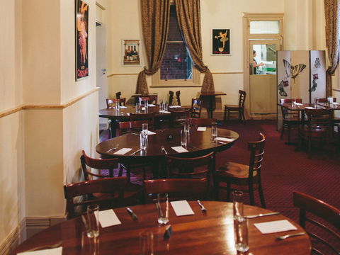 Victoria Hotel Bistro - Holiday Sunshine Coast 1