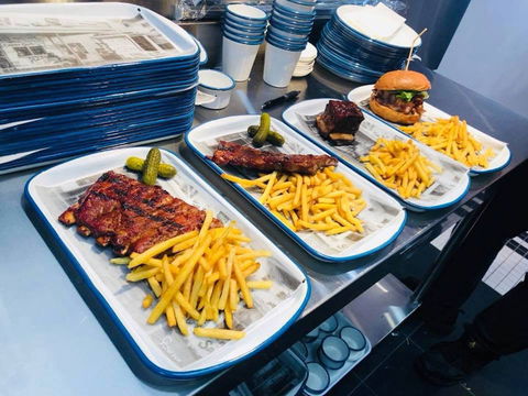 American Bar & Grill - Holiday Sunshine Coast 0