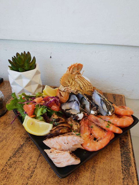 Maisie's Seafood And Steakhouse - Holiday Sunshine Coast 0