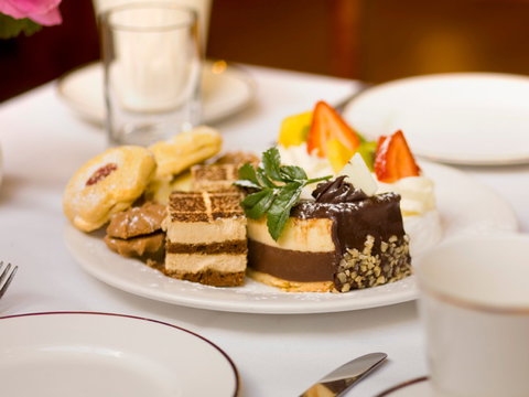 Avenue Restaurant & Lobby Bar - Sunshine Coast Tourism 0