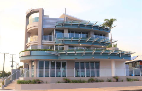 The Vinyard Wine Bar And Restaurant - Holiday Sunshine Coast 1