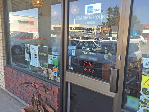 MONGGO Restaurant - Holiday Sunshine Coast 0