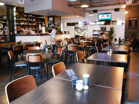 Queen Street Rescue - Sunshine Coast Tourism 0