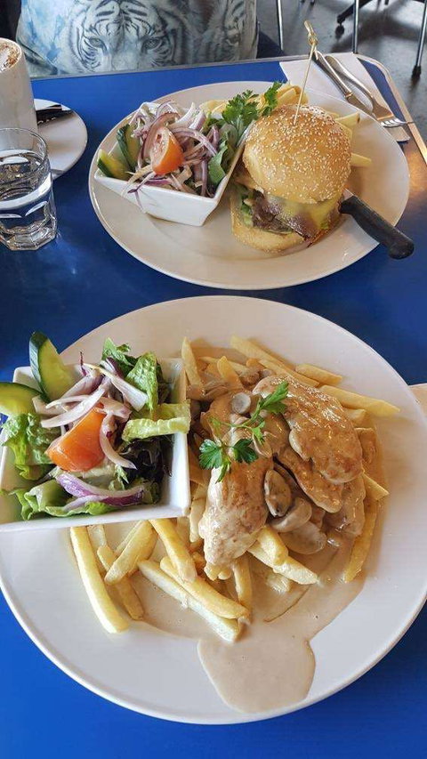 Lazy Moe's - Oakleigh - Holiday Sunshine Coast 0