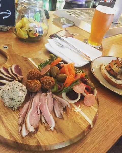 The Duck Inn Pub & Kitchen - Holiday Sunshine Coast 0