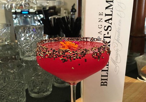 Mama Papa - Holiday Sunshine Coast 0