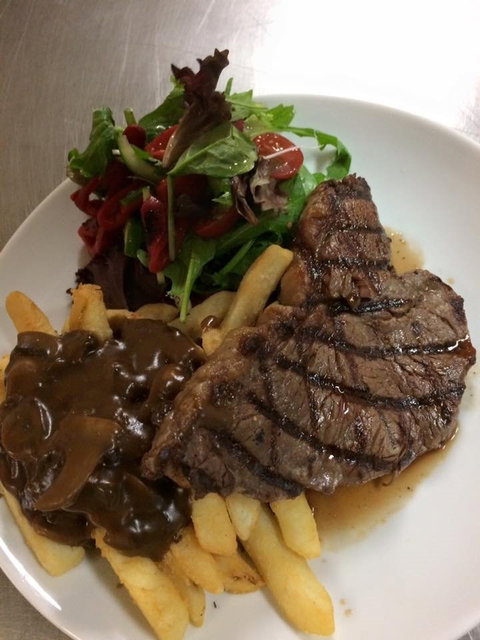 Clippers Bar & Grill - Holiday Sunshine Coast 3