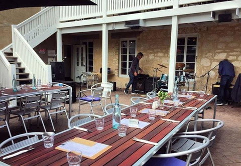 Caledonian Inn - Sunshine Coast Tourism 13