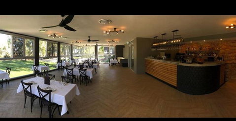 Sneaky's Restaurant - Sunshine Coast Tourism 11
