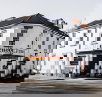 Clarendon Arms Hotel - Holiday Sunshine Coast