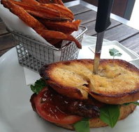 Red Dog on the Green - Holiday Sunshine Coast