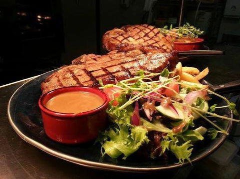Berry Springs Tavern - Holiday Sunshine Coast 0